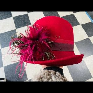 Amazing burgundy wool feathered cloche hat!🪶